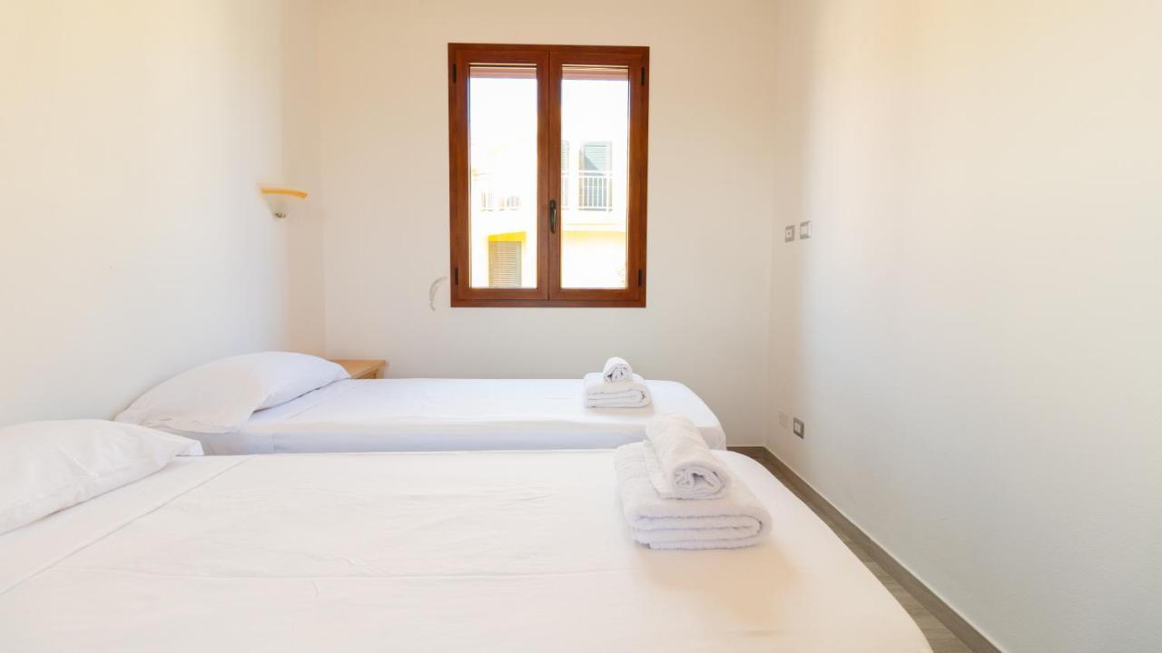 Yellow House-Villetta Con Giardino Oristano Exterior photo