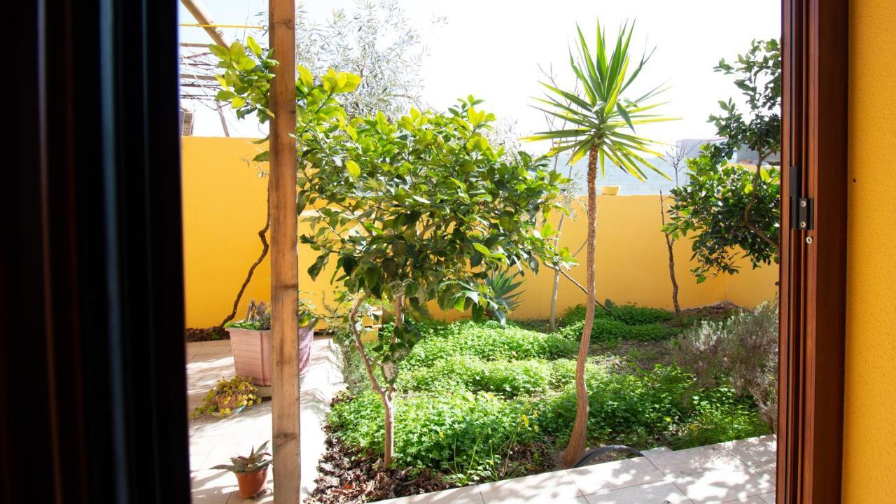 Yellow House-Villetta Con Giardino Oristano Exterior photo